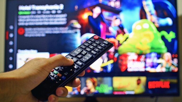 imagen del grupo Netflix baja los precios de sus Planes